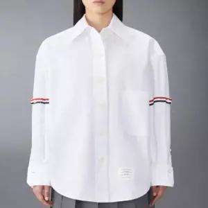 26SS 톰브라운 RWB 스트라이프 디테일 셔츠 FLL079E F0313 100 WHITE DOM