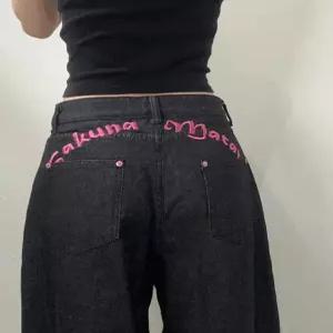 여성 레터링 자수 와이드 데님 팬츠 바지 백포인트 청바지 패치 여자 벌룬핏 핑크 스터드 버튼 블랙 흑청