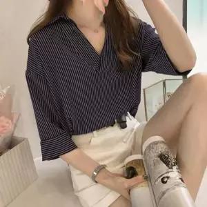 여성셔츠 반오픈 카라 세로 스트라이프 5부 셔츠