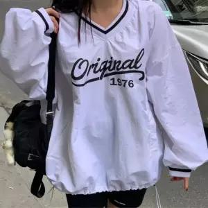 [오노마] ONM 얇은 바스락 브이넥 맨투맨 봄 프린팅 레터링 여자 20267319)