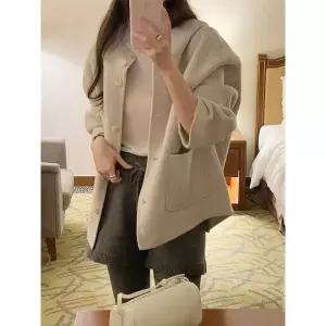 [헤레이스](울100%)후드 버튼 핸드메이드 하프코트_YMSH25FW257