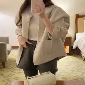 [헤레이스](울100)후드 버튼 핸드메이드 하프코트_YMSH25FW257