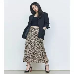 26SS 레오파드 텐션 슬릿 스커트