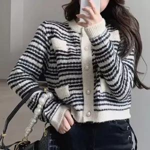 ONM 스트라이프 크롭 니트 가디건 페이크 포켓 노카라