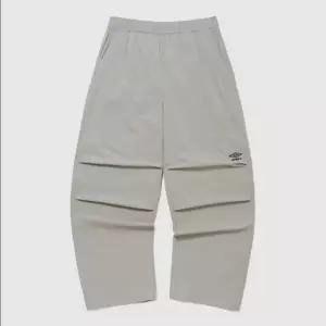 엄브로 파라슈트 핀턱 2WAY 와이드 팬츠 / GREY KHAKI UR223CPT51