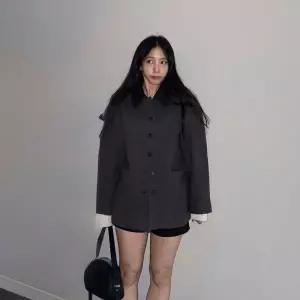 [롯데백화점]씨씨콜렉트 칼라 배색 헤링본 아워글래스 자켓 C254MSF036
