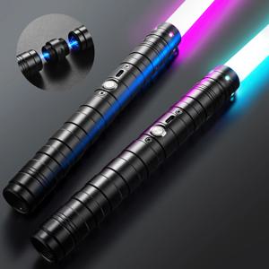 RGB EMetal 라이트세이버 듀얼링 스무스 스윙 소드 사브르 데 루즈 14가지 색상 변화 사운드와 함께 반짝이는 장난감