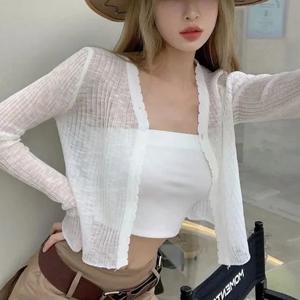 가벼운 자외선 차단 셔츠 여성 크롭 탑 원버튼 홀로우 아웃 니트 화이트 긴팔 우아한 발레코어 슈렁큰 가디건