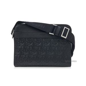 [페라가모] FW25 남성 엠보스드 크로스백 24 1643 NERO 0775264