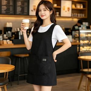 TEMU 심플한 원피스 민소매 앞치마, 통기성 좋고 관리가 쉬운 원단 제작. 휴대폰과 도구를 넣을 수 있는 큰 주머니 특징. 모든 체형에 잘 어울리는 루즈핏, 요리, 베이킹, 바리스타 작업에 적합. 부드럽고 피부에 자극이 없으며 장시간 착용해도 편안함. 스타일리시하고 실용적임