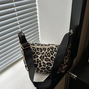 TEMU 여성 크로스바디 백 니치 디자인 레트로 패션 감성 신상 개성 시크 캐주얼 프렌치 겨드랑이 만두 가방 핸드백 숄더백 허리 팩 가슴 가방