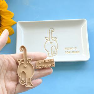 TEMU 귀여운 통통한 고양이 실루엣 클레이 스탬프 2개, DIY 세라믹 접시, 머그잔, 기타 도자기 제작용. 도자기 예술 애호가를 위한 초보자용으로 특히 친숙하며, 도예와 고양이를 사랑하는 장인들이 상상력 넘치는 작품을 만들 수 있도록 도와줍니다. 선명한 질감으로 패턴을 손쉽게 각인시켜 훌륭한 수제 선물을 만드는 데 도움을 줍니다
