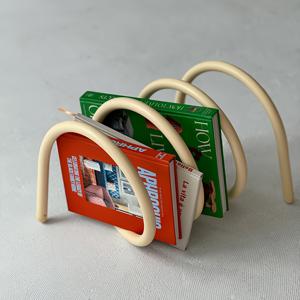 TEMU 매거진 랙, 사무실 책장, 도파민 컬러 인터넷 핫템 아이언 아트 스프링 책장, 회전식 책받침대, 탁상용 잡지 정리대