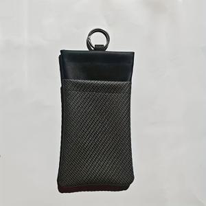 이것은 원형 버클이 특징인 휴대용 안경 케이스이며, 이중 레이어 디자인을 갖추고 있습니다. 이 케이스는 안경 2쌍, 현금, 은행 카드 및 기타 물품을 보관할 수 있어 다기능 분실 방지 안경 케이스로 사용할 수 있습니다.