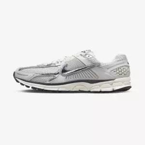 나이키 NIKE 줌 보메로 5 W - 포톤 더스트 그리드아이언 크롬 FD0884-025