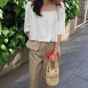 심플 린넨 스퀘어넥 사이드 버튼 반팔 숏 블라우스