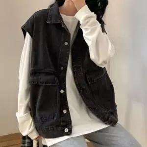 조끼 데님 레이어드 모던한 매력과 멋스러운 실루엣의 블랙진 베스트 [BGI98645]