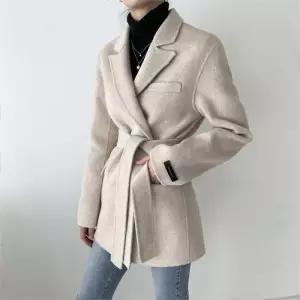 [러빙엠]허리 모던 카라 따뜻한 벨트 핸드메이드 하프 코트 (6321872A)