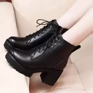 여성 키높이 레이스업 워커부츠 올블랙 광택 캐주얼 스타일