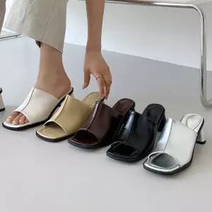 [디아슈즈]고드 절개라인 사각코 키높이 슬리퍼 힐 6cm