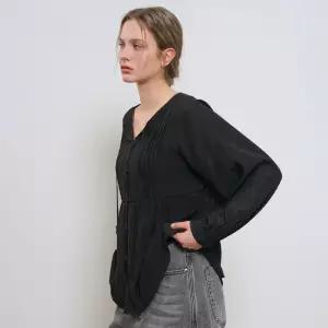 WOMAN 루즈핏 래글런 핀턱 블라우스 [BLACK] / GF2LBL514