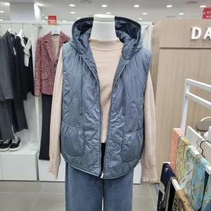[모다아울렛][데일리스트][세정_인디안여성복]2025겨울신상 후드 패딩 베스트MDEQC5W821102_GM