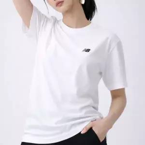 [아웃도어스/뉴발란스]뉴발란스 반팔티셔츠 라운드 남여공용 베이직 스몰로고자수 (STANDARD FIT)