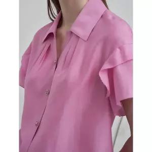[올리비아로렌]OLIVIA LAUREN 오픈 카라 러플 반팔 소매 블라우스 VOCNS5M5211 ehwd_P427099298