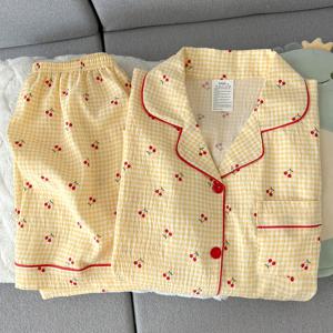 2pcs 여성 체리 파자마 세트, 만화 귀여운 스타일, 라펠 버튼업 반팔 상의와 편안한 반바지, 우아한 여성 여름 잠옷 홈 드레스 세트