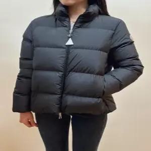[명품] MAUZUN 마우준 로고 패치 다운 패딩 블랙 여성 자켓 1A00001 597YW 999