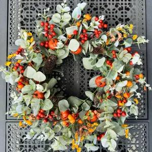 26인치 가을용 문 화환 긴 유칼립투스와 오렌지 호박 열매 포함 생생한 잎 천연 솔방울 크고 농가 스타일의