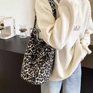 여성 호피 무늬 가벼운 숄더 백 원통 가방 아이보리 데일리백 원통백 휘뚜루마뚜루