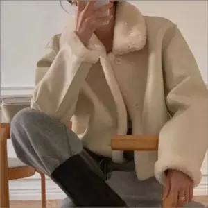 여자 인조양털 안감 양면 카라 페이크레더 자켓 아우터 2색