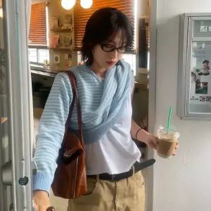코드그라피 우먼 브이넥 스트라이프 니트 스카이블루