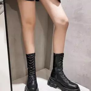 데일리 통굽 여자 레이스업 블랙 롱 워커 플랫워커 겨울신발 AWFGVDDH