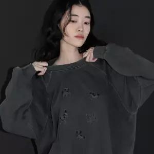 해피퍼피 패치 피그먼트 레글런 맨투맨 스모크블랙