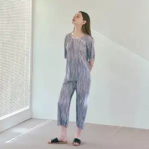 [롯데백화점]비너스 폴리 주름지 핀스트라이프 여성 여름 홈웨어 상하의 세트 (VEVS105W/VEPS105W)