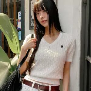 [매장정품] 후아유 Steve V-neck Cable Short Sleeve Sweater WHKAG2411F