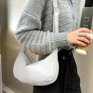 하프문 무광 버클 출퇴근백 스타일 여성가방 숄더겸용 데일리 숄더백