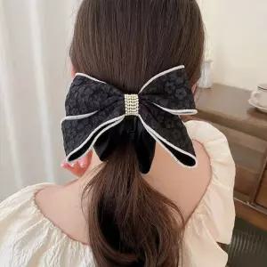 아이보리 블랙 진주 리본 배색 바나나핀 여성 포인트