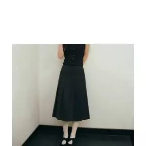 MUSINSA STANDARD WOMAN 우먼즈 플리츠 미디 스커트 [차콜 그레이]