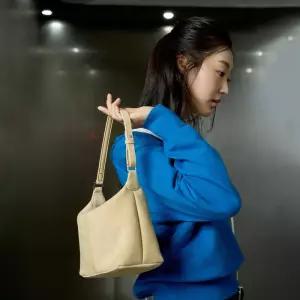 랩 필로우 토트백 AS7AB881 117851