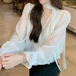 세로주름 블라우스 퍼프소매 프릴커프스 루즈핏 긴팔 상의 여성 리본타이 브이넥