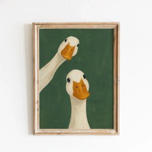 세레네 덕 듀오 그린 월 아트 - 가금류 우정을 기념하는 차분한 프린트. 깊은 녹색 배경과 달콤한 오리 얼굴이 조화를 이루다