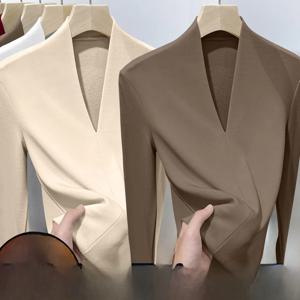 우아한 긴팔 V넥 티셔츠 여성용 가을 겨울 신상 이너 따뜻한 베이스 셔츠 아우터 섹시 유럽 스타일 벨벳 브러쉬드