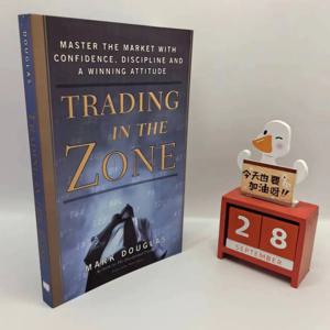 트레이딩 인 더 존: 마크 더글러스의 자신감, 규칙, 승리의 타이트한 정신으로 시장에 도약하세요 - 페이퍼백 영어 도서