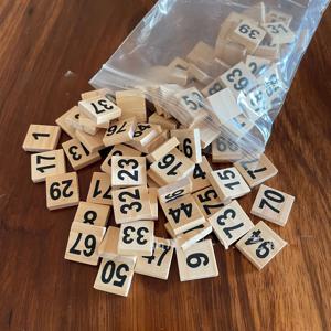 100pcs 1-100 숫자 나무 퍼즐 숫자 타일 검은 글자 큐브 블록 장식 교사 교육 도구 학생 학습