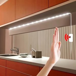 5V 저전압 LED 조명 스트립은 제스처 센서 스위치와 USB 인터페이스를 갖추고 있으며, 계단, 캐비닛, 거울 배경, 액자, 주방 및 욕실 공간, 침대 주변, 우주 테마 장식 등에 잘라서 붙일 수 있습니다. 손으로 훑는 센서 스위치로 터치할 필요가 없습니다.