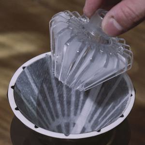 V60 레진 커피 필터 페이퍼 프레서(20개 리브 포함)는 종이가 드리퍼 위에 더 잘 붙는 것을 돕습니다.