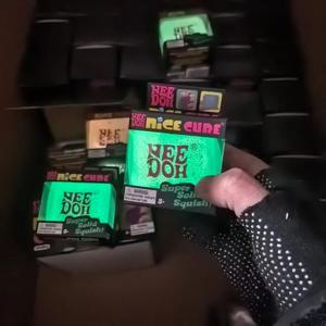 새로운 슐링 니도 니스 큐브 스퀴시 스트레스 토이 야광 슬로우 리바운드 센서리 글리터 압력 해소 성인용 선물